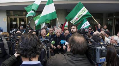 Diego Cañamero, en el centro, y Óscar Reina, durante la detención de su compañero Andrés Bódalo.