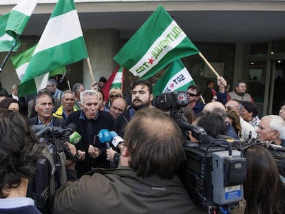 Diego Cañamero, en el centro, y Óscar Reina, durante la detención de su compañero Andrés Bódalo.