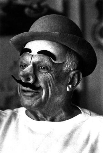 Pablo Picasso, caracterizado de payaso en su finca La Californie, en la localidad de Vauvenargues, en la Provenza. 1957.