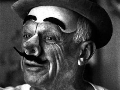 Pablo Picasso, caracterizado de payaso en su finca La Californie, en la localidad de Vauvenargues, en la Provenza. 1957.