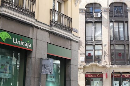 Fachada de una oficina de Unicaja en Madrid