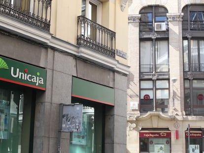 Fachada de una oficina de Unicaja en Madrid