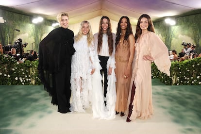 Greta Geewig, Sienna Miller, Emma Mackey y Zoe Saldaña se han convertido en las musas por un día de Chemena Kamali (en el centro), la nueva directora artística de Chloé. Todas visten prendas de la firma rancesa.