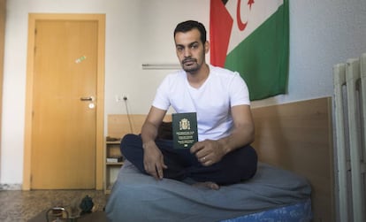 Brahim Chagaf, saharaui con pasaporte de apátrida, el jueves en su habitación de un colegio mayor de Madrid.