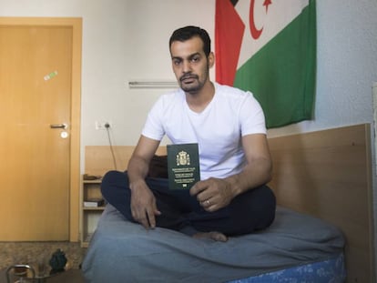 Brahim Chagaf, saharaui con pasaporte de ap&aacute;trida, el jueves en su habitaci&oacute;n de un colegio mayor de Madrid.