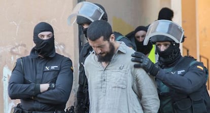 La Guardia Civil conduce a uno de los islamistas detenidos el viernes en Melilla.