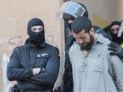 La Guardia Civil conduce a uno de los islamistas detenidos el viernes en Melilla.