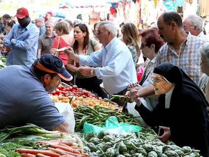 Un puesto de venta de fruta en el tradicional mercado de Vic.