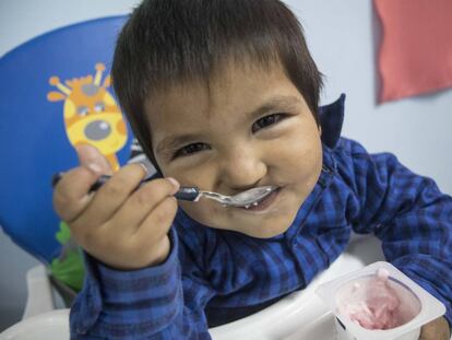 Maxi, de un año y nueve meses, es hijo de una alumna de la escuela secundaria Maestro Arancibia. Él también 'va a clase' en el mismo centro y así su madre puede continuar su formación.