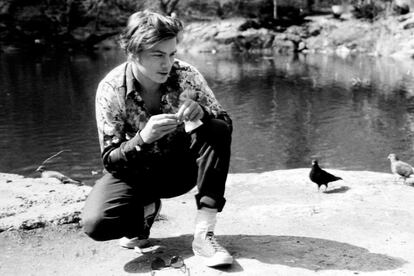'Un lugar en ninguna parte' (Sidney Lumet, 1988)
	

	River Phoenix fue otro de los actores que desde sus primeras apariciones en la pantalla hasta su muerte no desaprovechó ocasión para mostrar su amor por las zapatillas deportivas.