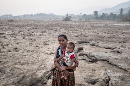 La situación en Centroamérica se está convirtiendo en una grave crisis humanitaria con el paso de dos fuertes huracanes, el llamado Eta entre los pasados días del 4 al 8 de noviembre y el Iota, que se aproximó a Nicaragua, Honduras y Guatemala. En la imagen una mujer sobre los campos de cultivo totalmente arrasados en Panzós, Alta Verapaz.