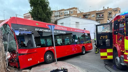 Estado en el que ha quedado el autobús urbano tras impactar contra un muro en Valdemoro (Madrid).