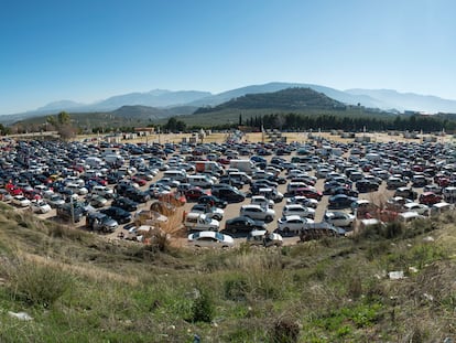 Concentración de vehículos cerca de Jaén capital, previa a la marcha de protesta este domingo.