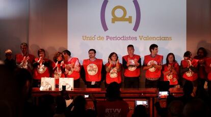 Los miembros del comité de empresa de RTVV en la recogida del premio Llibertat d'Expressió 2013.
