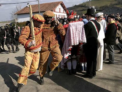 Zamalzain, Jauna y dos bohemios (de naranja), en la mascarada de Pagolle.