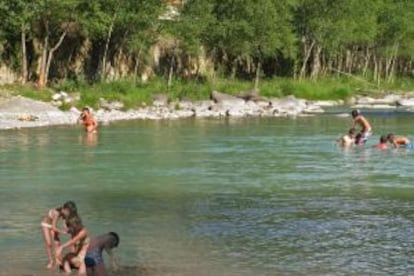 Bañistas en la poza de La Gorga, en Boltaña (Huesca).