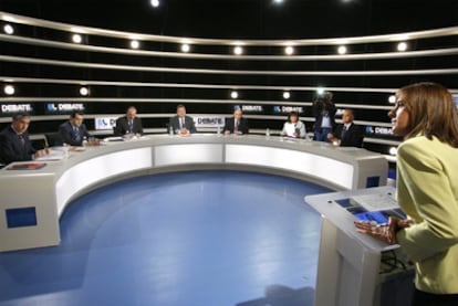 La periodista Ana Blanco modera el debate con los representantes de CiU, PP, PNV, IU, PSOE, ERC y Coalición Canaria durante el encuentro electoral del 28 de febrero de 2008.