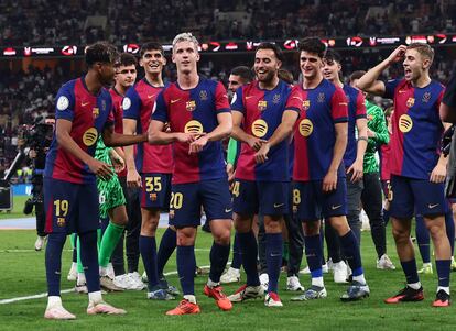 Los jugadores del FC Barcelona, con Dani Olmo al frente, celebran el triunfo ante el Madrid en la final de la Supercopa.