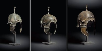 Tres de los cascos de bronce de origen supuestamente celt&iacute;bero subastados en Christie&#039;s el 25/10/2012.