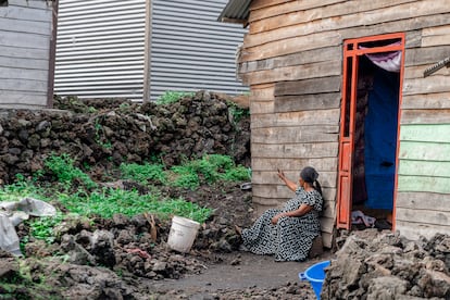 Esther, 50, zeigt den Weg, den ihr Sohn zuletzt zurückgelegt hat, als er an die Front ging. Sie wartet immer noch auf eine Nachricht von ihm. In Goma, 10. Mai.