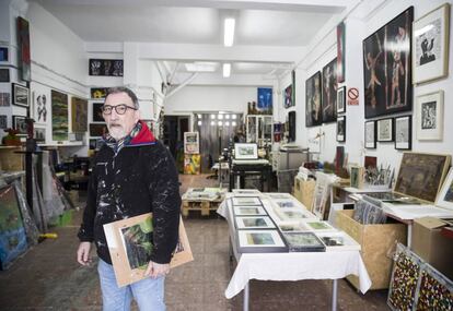 El artista Daniel Remeseiro en un antiguo garaje de la calle Ángel Rebollo convertido en estudio, en el barrio de Monte Alto. Hay vecinos que pasan y se sientan y echan la mañana con él.