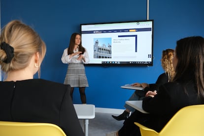 Gracias al enfoque práctico del plan de estudios (‘project based learning’), los alumnos interactúan con escenarios y problemas reales.