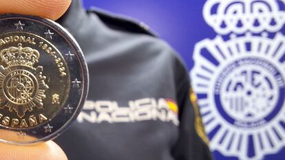 Esta es la moneda de dos euros conmemorativa de los 200 años de la fundación de la Policía Nacional.