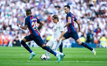 El centrocampista croata del Madrid, Luka Modric conduce el balón durante el clásico de noviembre.