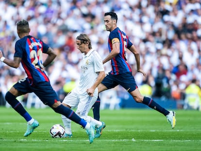 El centrocampista croata del Madrid, Luka Modric conduce el balón durante el clásico de noviembre.