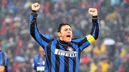 Zanetti celebra la victoria del Inter en Udine al finalizar el partido.