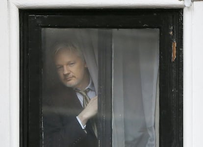 Julian Assange, fundador de Wikileaks, se asoma a una ventana de la Embajada de Ecuador en Londres, donde se encuentra asilado, el 5 de febrero de 2016.