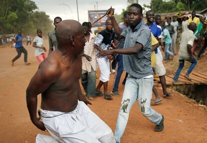 Un cristiano amenaza a un miembro de los Séléka en una calle de Bangui cerca del aeropuerto (República Centroafricana), 9 de diciembre de 2013.