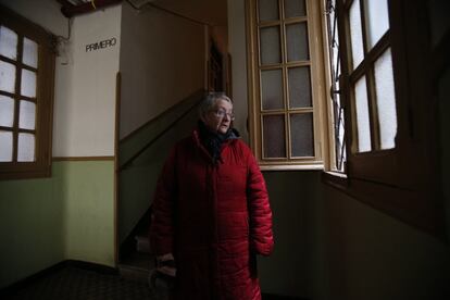 Teresa, vecina de Pepi, en el corredor del edificio en donde ha vivido más de una década y de donde la quieren echar.