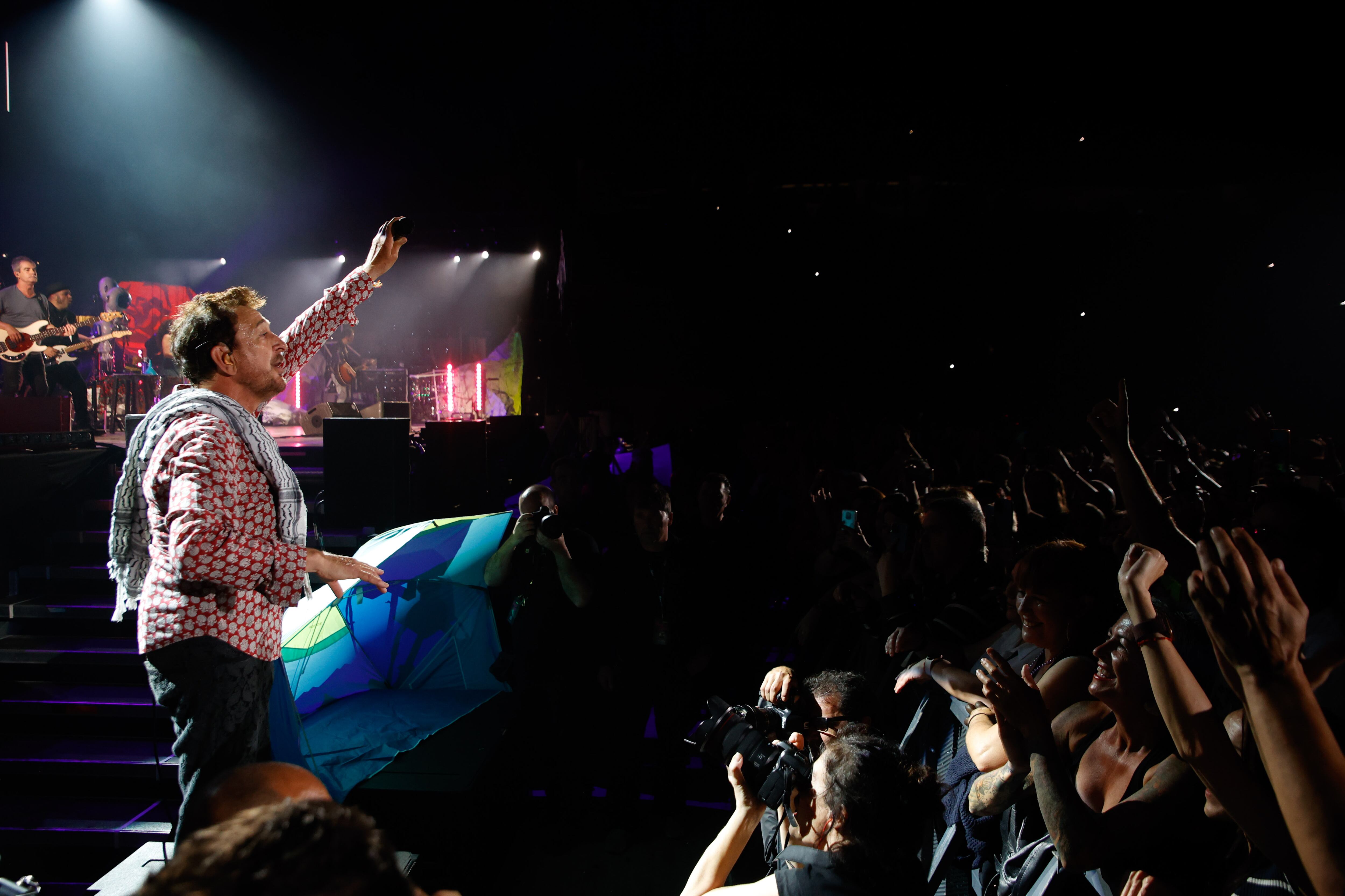 El cantante Manolo García durante su concierto en el Palau Sant Jordi de Barcelona. 