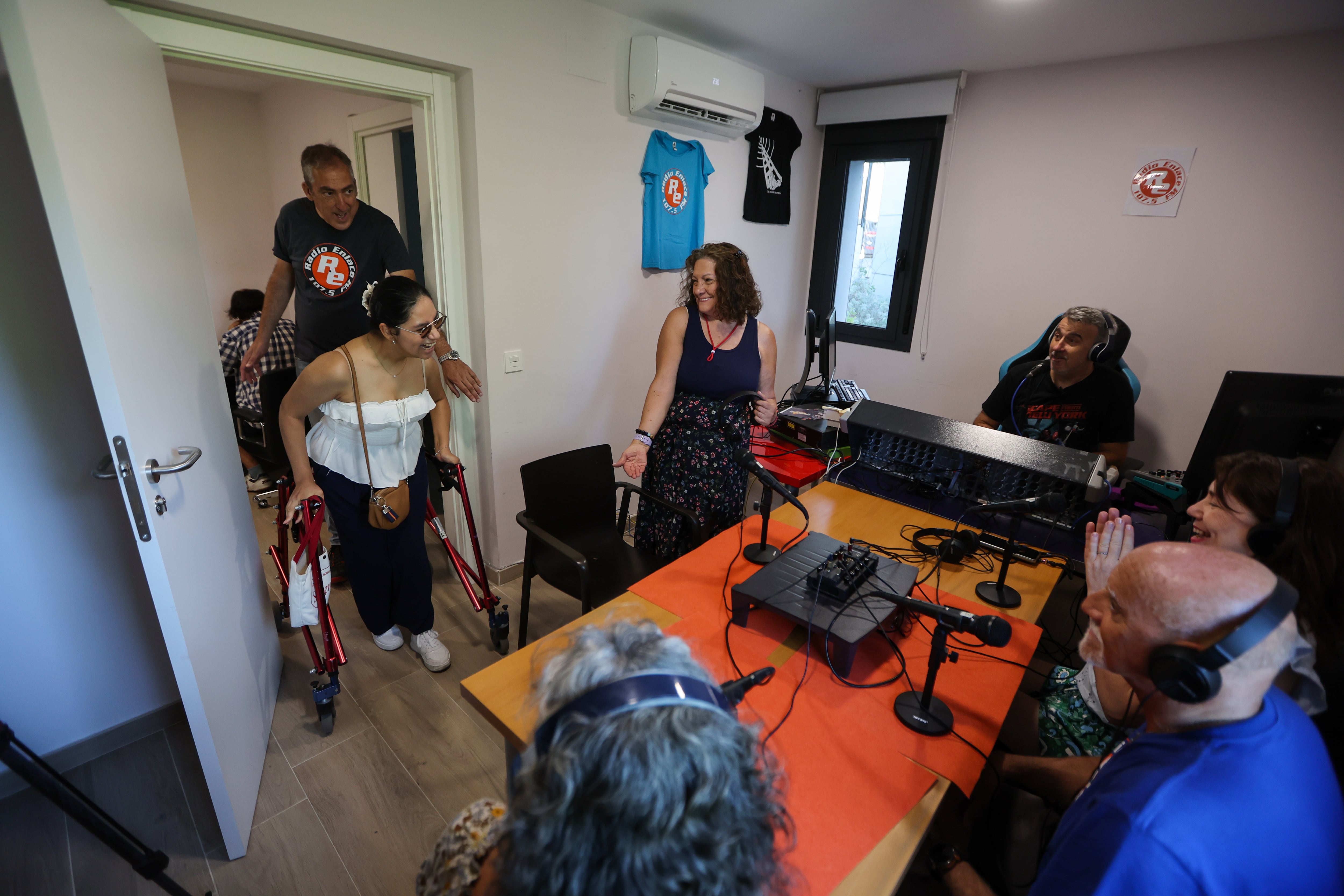 Grabación de un programa de Radio Enlace en el distrito de Hortaleza, este martes.