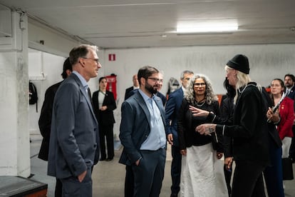 Una joven del centro juvenil habla con el presidente Gabriel Boric y Camila Salazar, este 13 de junio. 