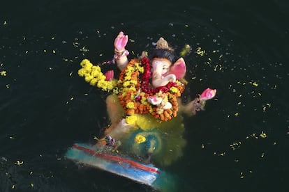 Una estatua del Dios Elefante es lanzada al agua en Ahmadabad (India), el 15 de septiembre de 2016.