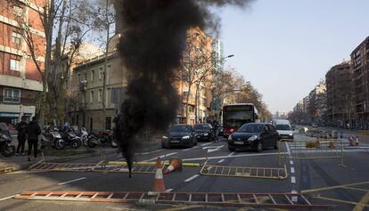 Un corte de calle en Barcelona durante la huelga general del pasado 21 de febrero.