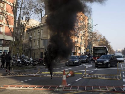 Un corte de calle en Barcelona durante la huelga general del pasado 21 de febrero.