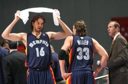 Gasol y Miller, durante el encuentro ante el Estudiantes