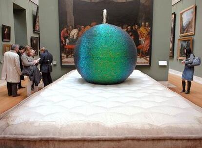 <i>Escarabajo pelotero</i> (2001). Jan Fabre instala colchones viejos en el Louvre.