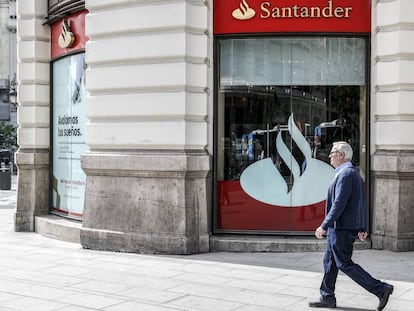 El ajuste de la red de Santander y CaixaBank acerca el número de oficinas bancarias a la media europea