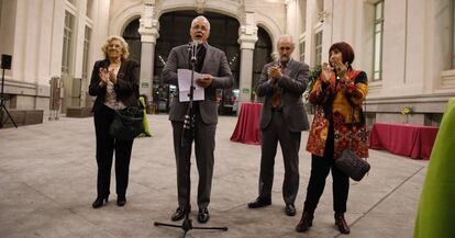 Manuela Carmena (izquierda) con Raúl Padilla presidente de la feria, Luis Cueto y Marisol Schulz.