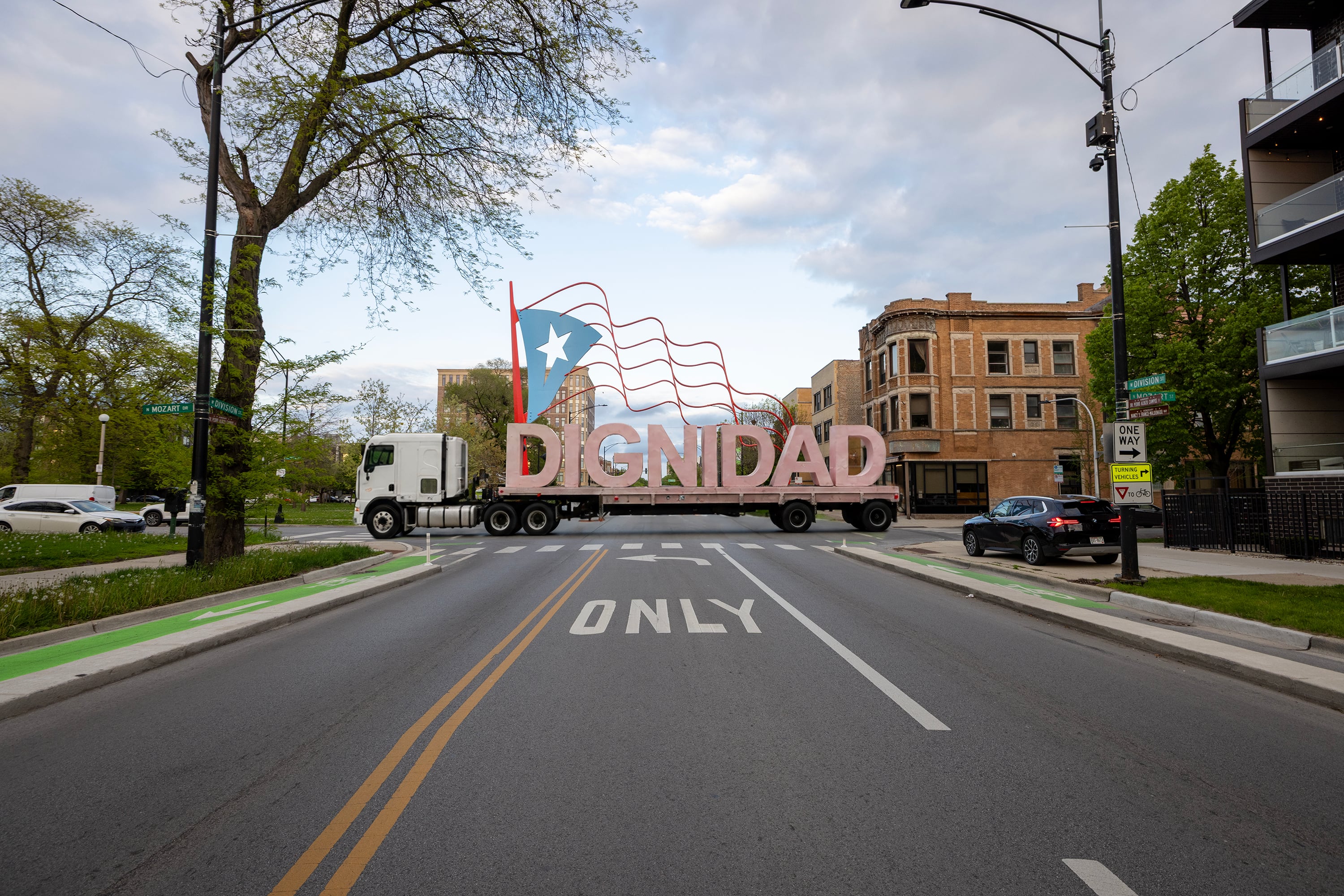 ‘DIGNIDAD’, una palabra de 15 metros que recorrerá Chicago para reivindicar a los migrantes latinos
