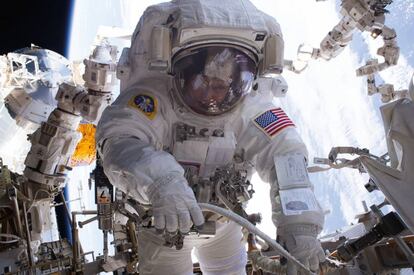 La astronauta Peggy Whitson en un paseo espacial en la Estación Internacional el año pasado. 