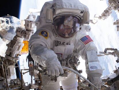 La astronauta Peggy Whitson en un paseo espacial en la Estación Internacional el año pasado. 