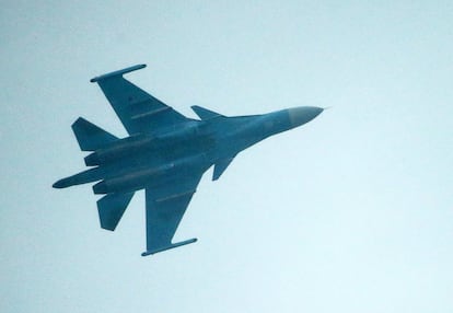 Un caza ruso Sukhoi Su-34 participa en las maniobras militares 'Zapad 2017' cerca de la localidad de Ruzhany (Bielorrusia), el 17 de septiembre.