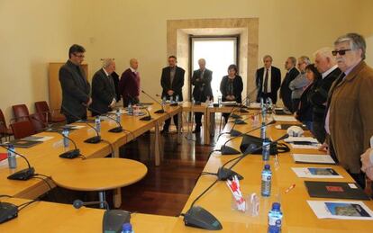 Miembros de la AVL rinden recuerdo antes de una reunión a Pere Maria Orts, académico fallecido recientemente.