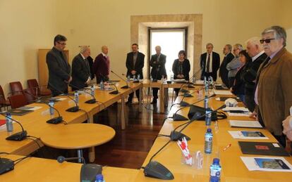 Miembros de la AVL rinden recuerdo antes de una reuni&oacute;n a Pere Maria Orts, acad&eacute;mico fallecido recientemente.