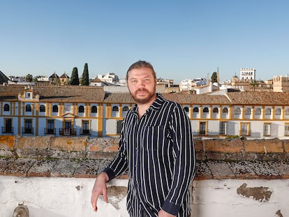 Denis Kozhukhin, pianista ruso que va a tocar en dos conciertos para ayudar a los refugiados de Ucrania, en la sede de la Fundación Barenboim-Said, en Sevilla, el 28 de diciembre.